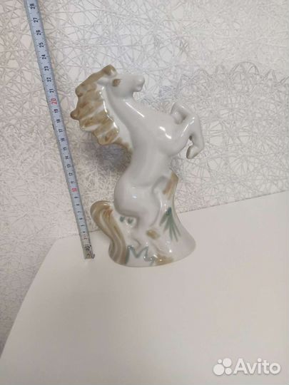 Фарфоровая статуэтка 