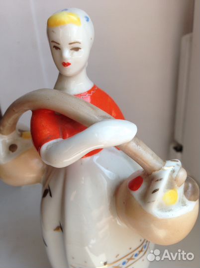 Фарфоровая статуэтка Девушка с коромыслом и грибам