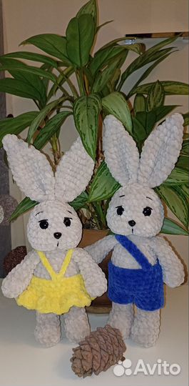Вязаные игрушки ручной работы. Зайки и котики