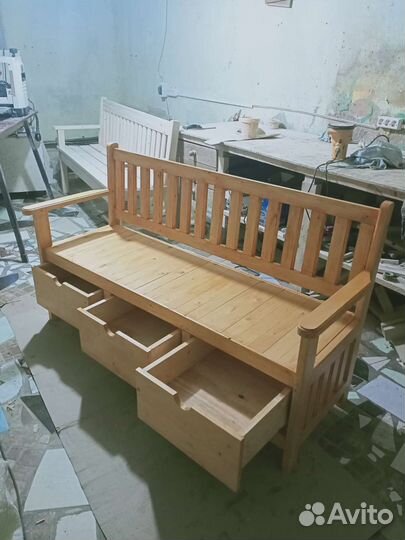 Скамья с ящечками из массива сосны