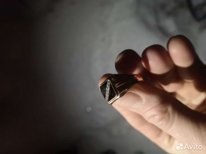 Поиск потерянных драгоценностей металлоискателем