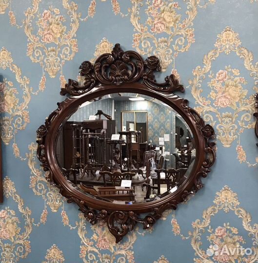 Зеркало настенное в резной деревянной раме