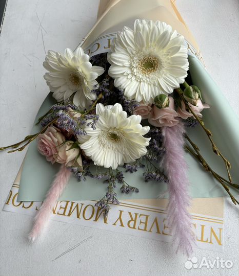 Букет с белыми герберами