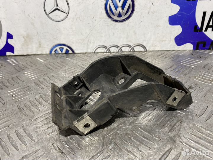 Кронштейн порога передний левый Audi A4 B6