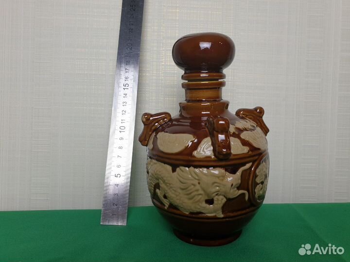 Декоративная бутылка с китайским драконом