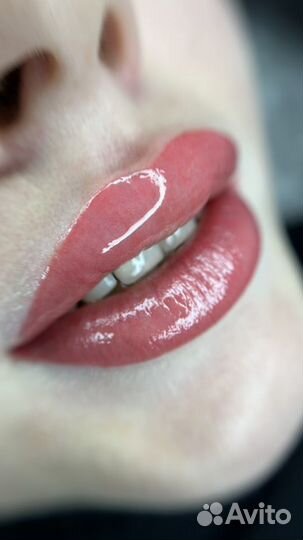 Модель на перманентный макияж губ, бровей