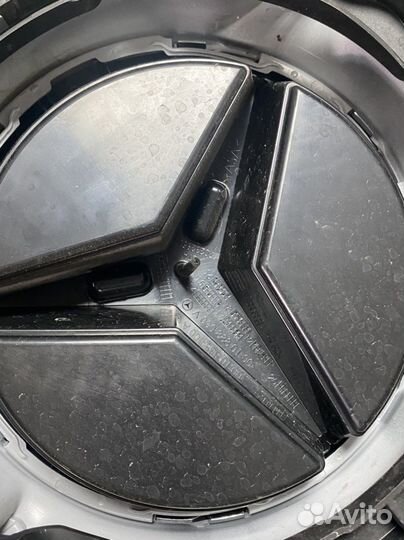 Решетка радиатора и эмблема мерседес