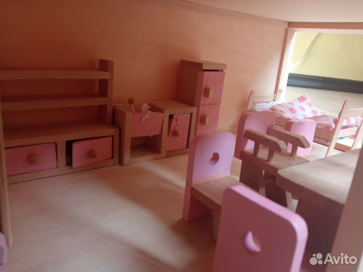 Деревянный кукольный домик с мебелью