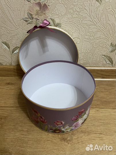 Подарочная коробка