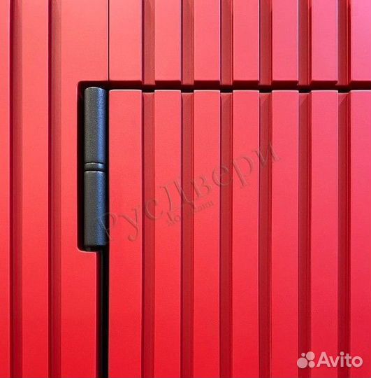 Красная входная дверь с подсветкой для улицы