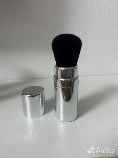Тональный крем и кисточка