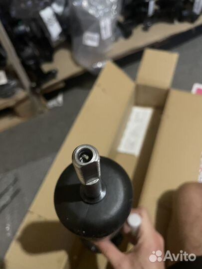 Амортизатор передний KYB 7410000