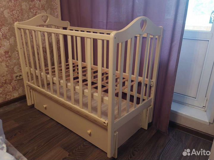 Детская кроватка с продольным маятником