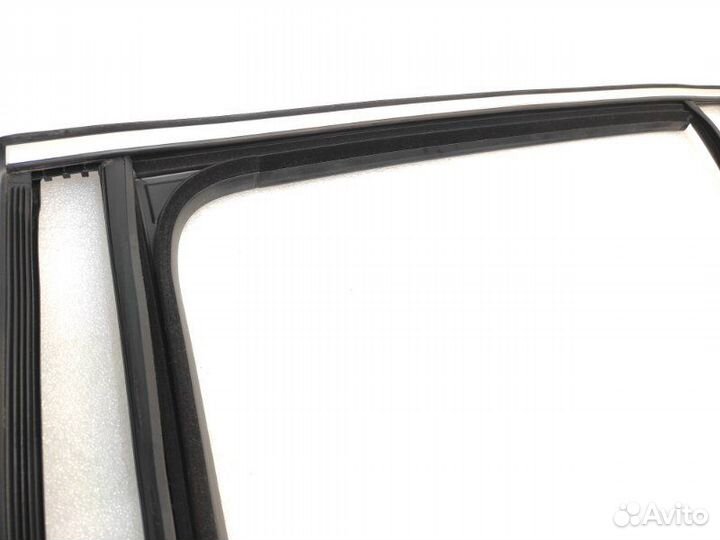 Уплотнитель стекла двери задний левый Volkswagen