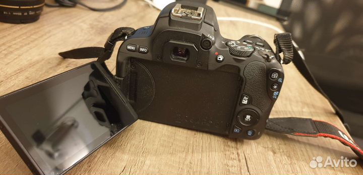 Зеркальный фотоаппарат Canon EOS 200D