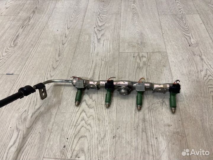 Топливная рампа в сборе Toyota Avensis T25 1zzfe