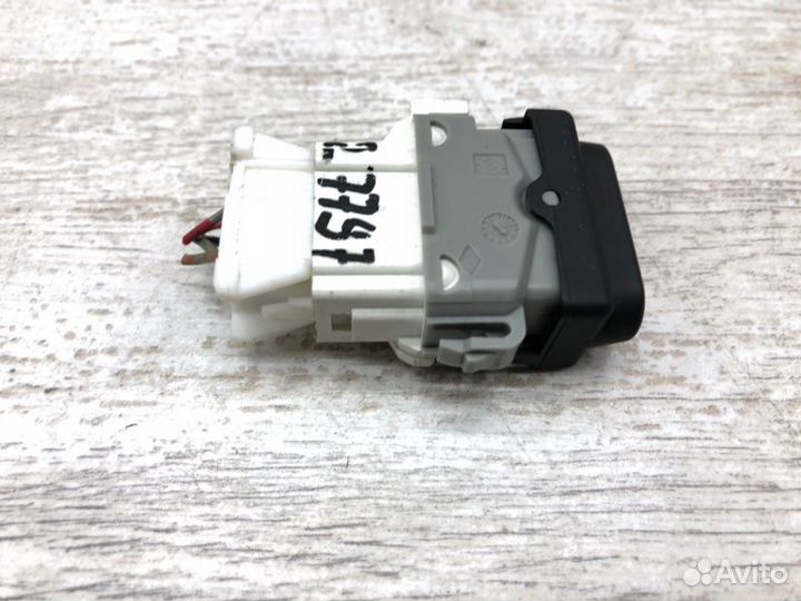 Кнопка центрального замка Nissan Qashqai кроссовер