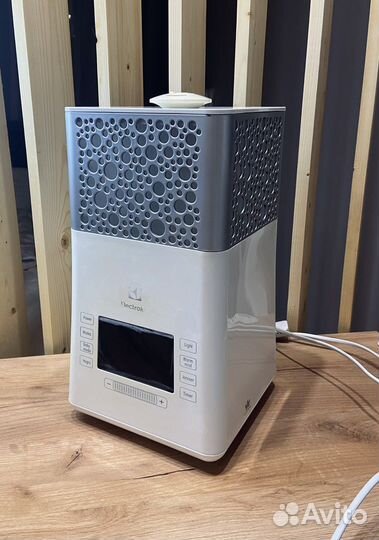 Увлажнитель Electrolux EHU-3715D