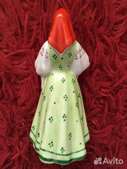 Статуэтка Девушка с караваем Дулево