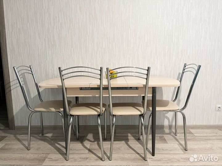 Раскладной стол и кожанные стулья