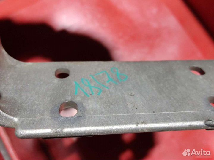 Кронштейн подлокотника Audi A8 D2 1997