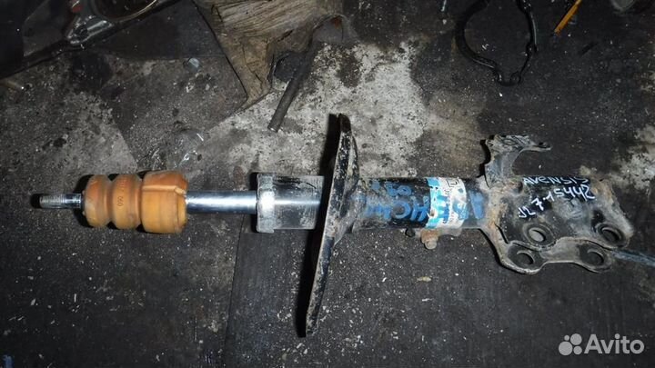 Амортизатор передний левый Toyota Avensis III (T2