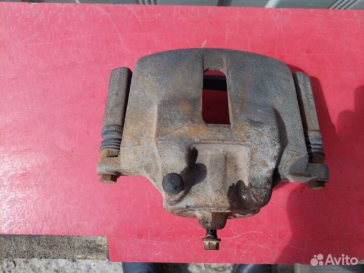 Тормозной суппорт передний Chevrolet Blazer