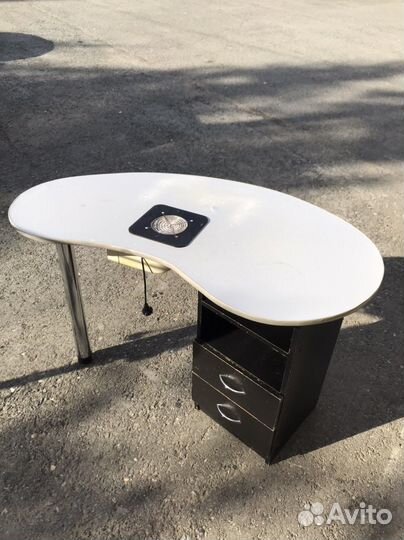 Маникюрный стол с вытяжкой/кресла, мойка, лампа