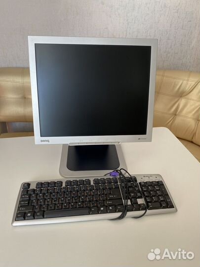 Монитор для компьютера и клавиатура