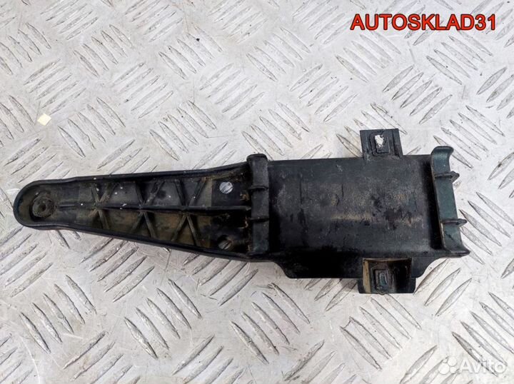 Направляющая заднего бампера левая VW Golf Mk3