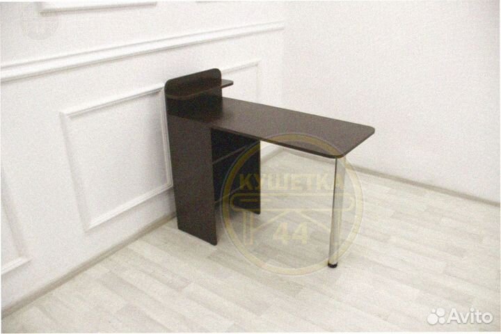 Маникюрный стол