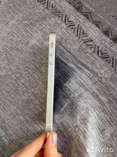 iPhone SE, 32 ГБ