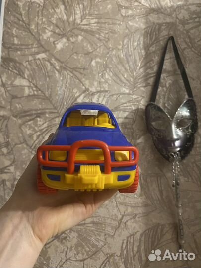 Игрушечная машинка