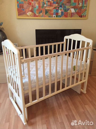 Детская кроватка с универсальным маятником