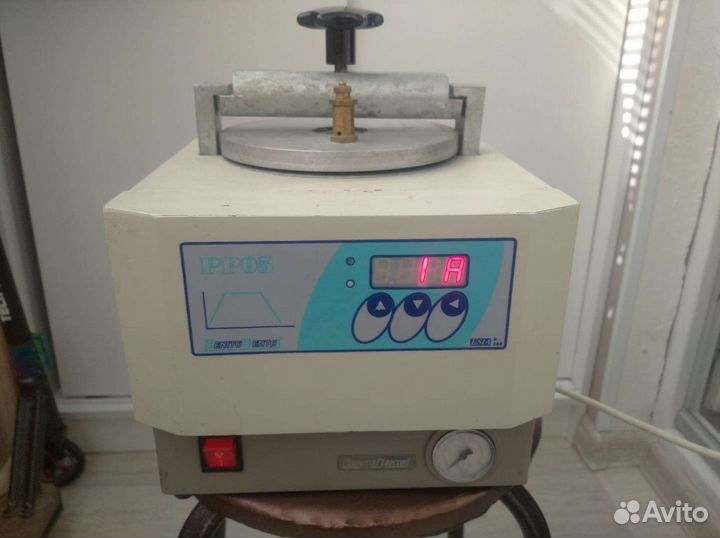 Зуботехническое оборудование.Полимеризатор