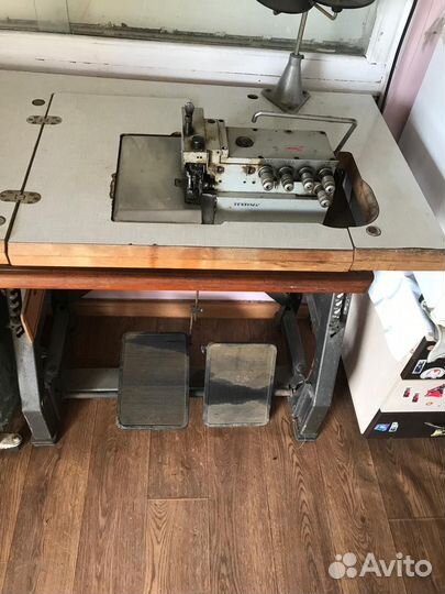 Швейная машина оверлок