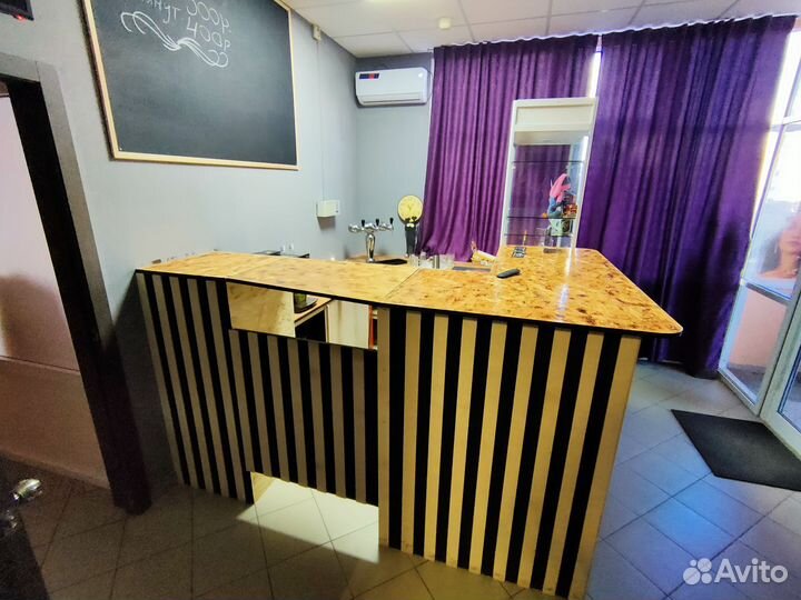 Барная стойка-ресепшен с витриной