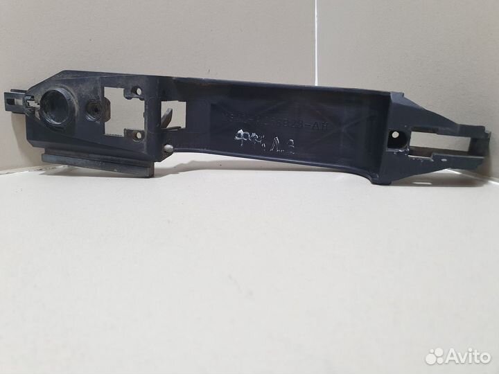 Кронштейн ручки двери задней левой Focus 1