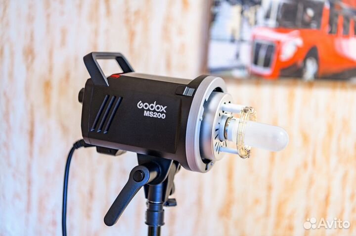 Студийная вспышка Godox MS200