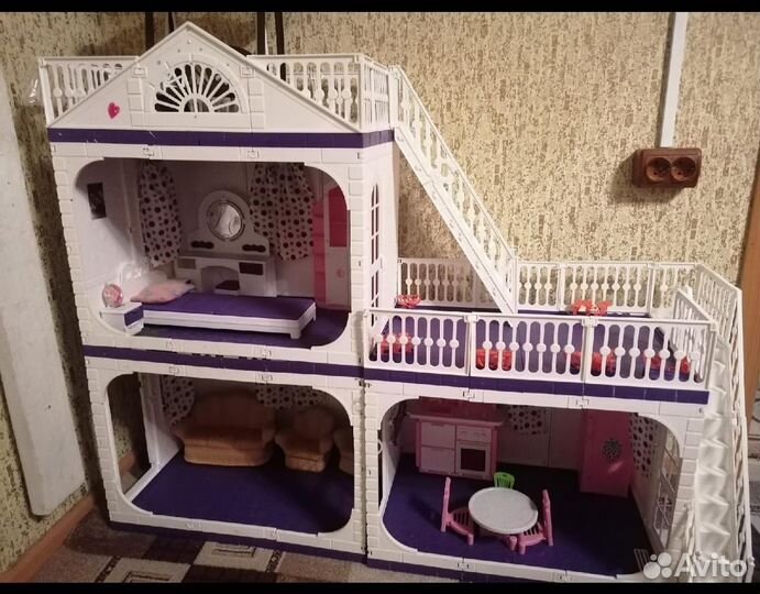 Большой кукольный домик с мебелью