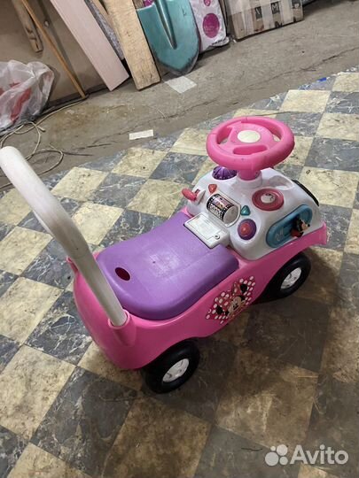 Машинка-каталка для девочки