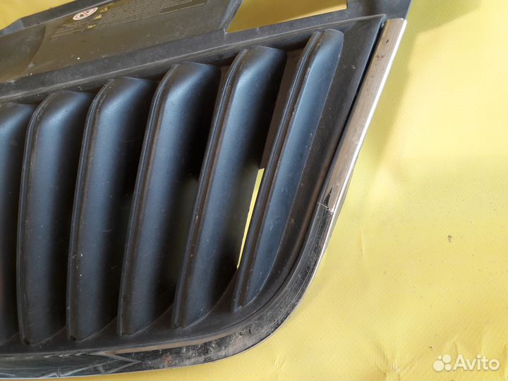 Решетка радиатора Шкода Фабия 2 Румстер 5J0853668