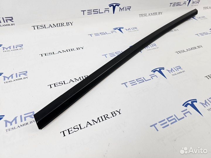 Молдинг двери передней левой Tesla Model 3 2023