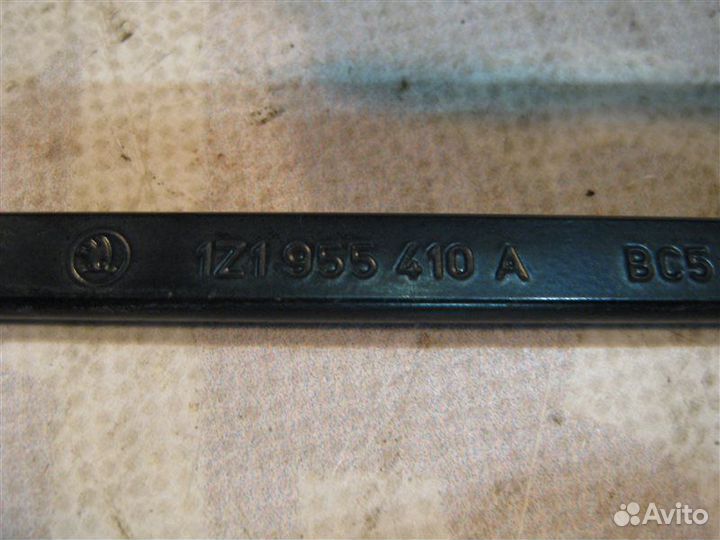 Поводок стеклоочистителя передний правый Skoda