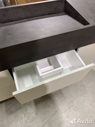 Тумба с раковиной для ванной из бетона