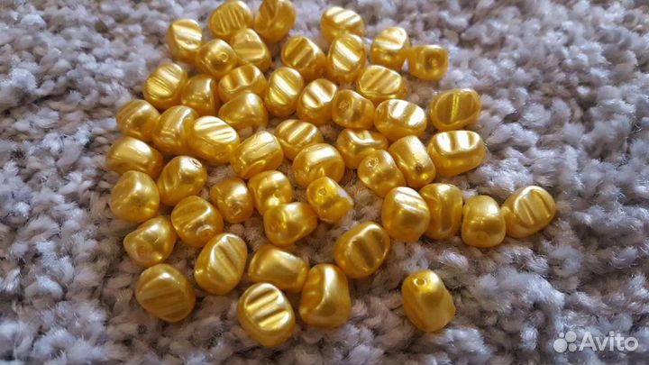 Чешские фигурные бусины. Напоминают зерна кукурузы