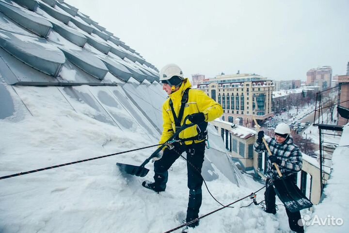 Уборка снега с крыш алпинисты