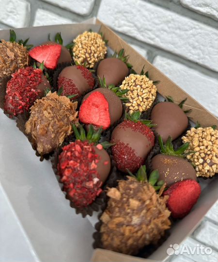 Клубника в шоколаде и конфеты ручной работы