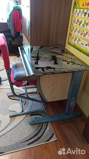 Школьная парта со стулом и полками