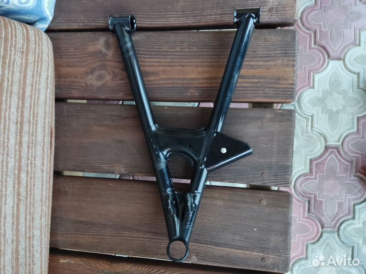 Нижний левый рычаг на Поларис драгон 800